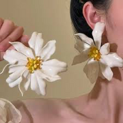 LILY EARRINGS - WHITE